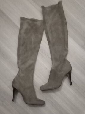 🌁EUC: VINCE CAMUTO/NIKE; KNEE HIGH SUEDE LEATHER HEELED, GREY, BOOTS.